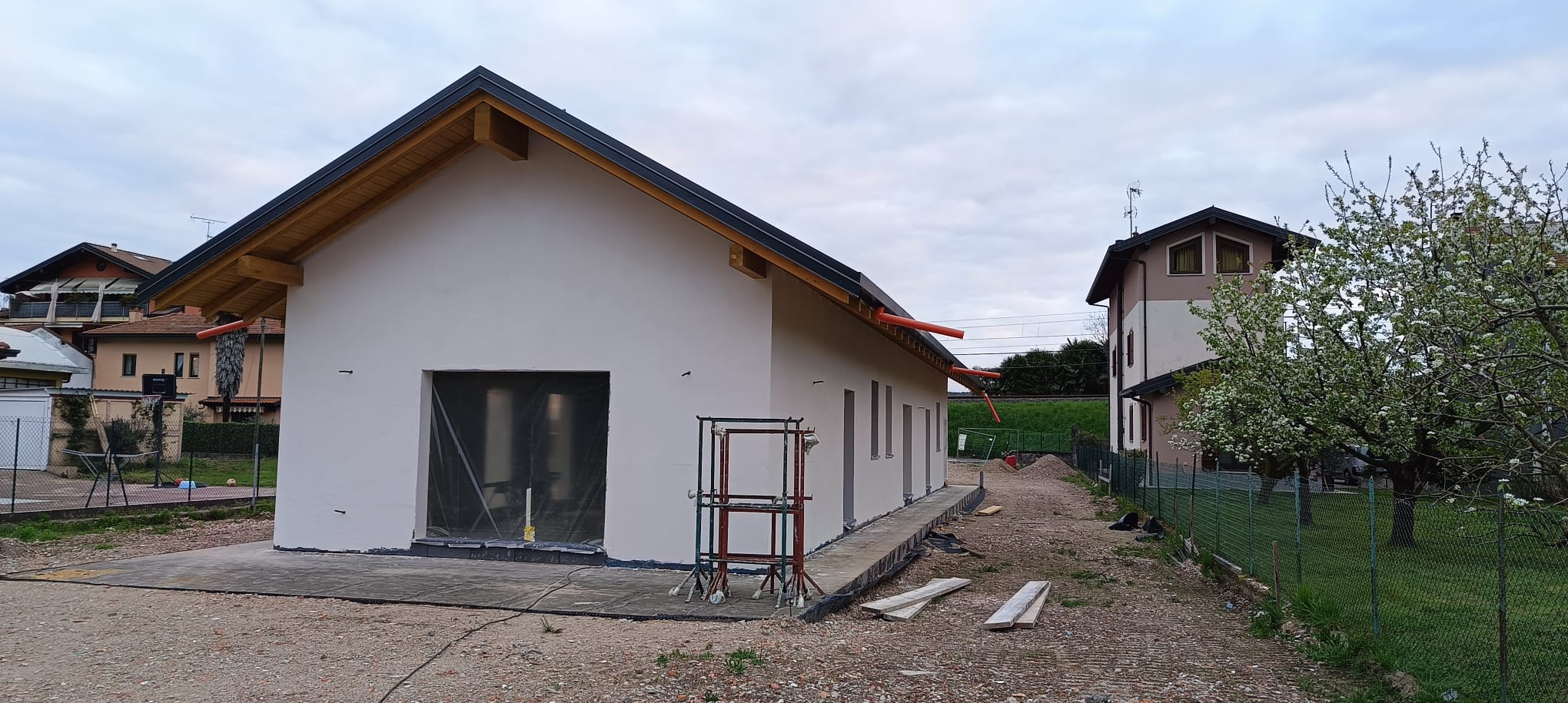 Tinteggiatura esterna ad Alzano Lombardo: ditta CristEdil per facciate e finiture